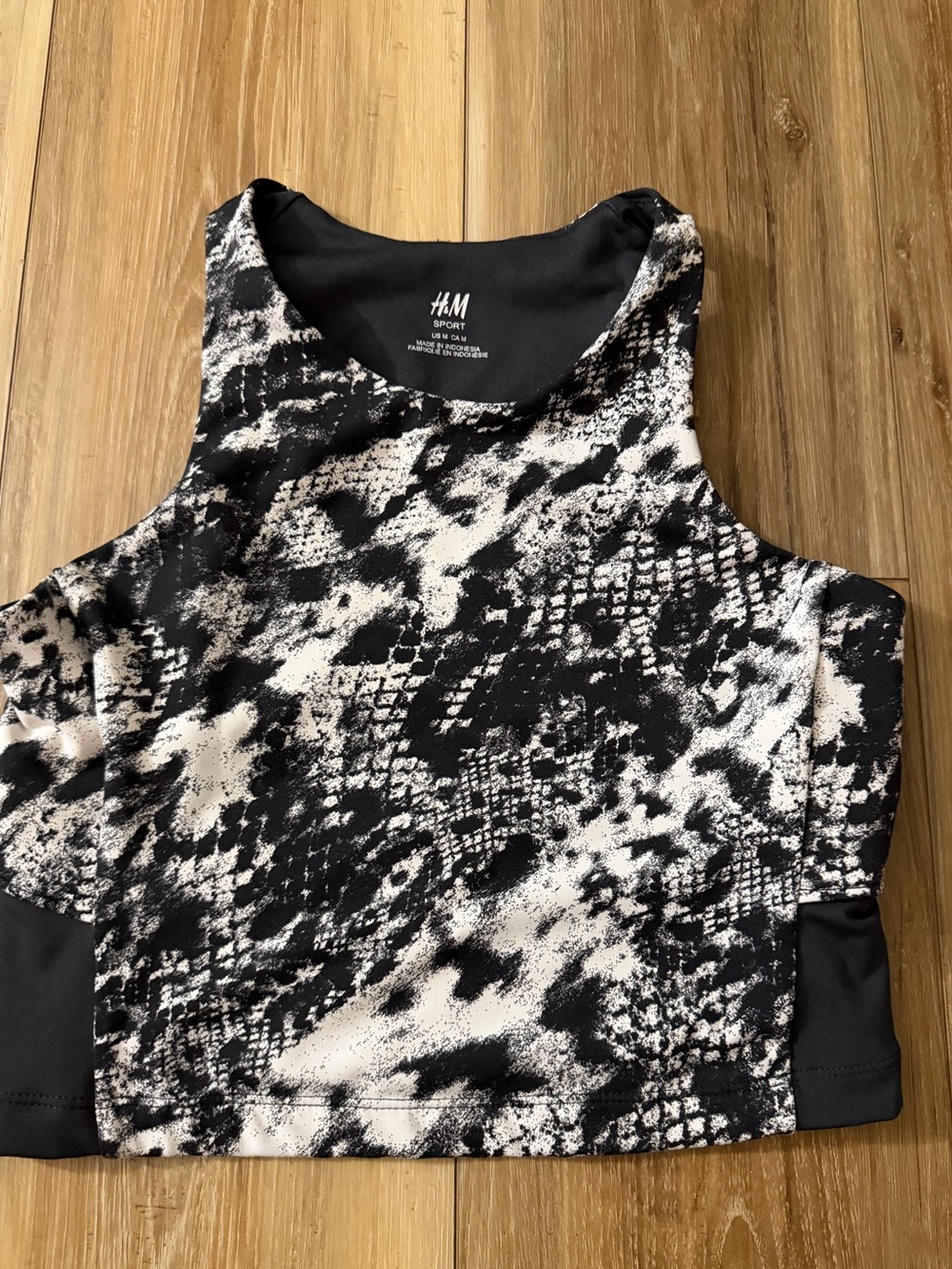 H&M Black & White Snake-Print Crop Top. Size M
